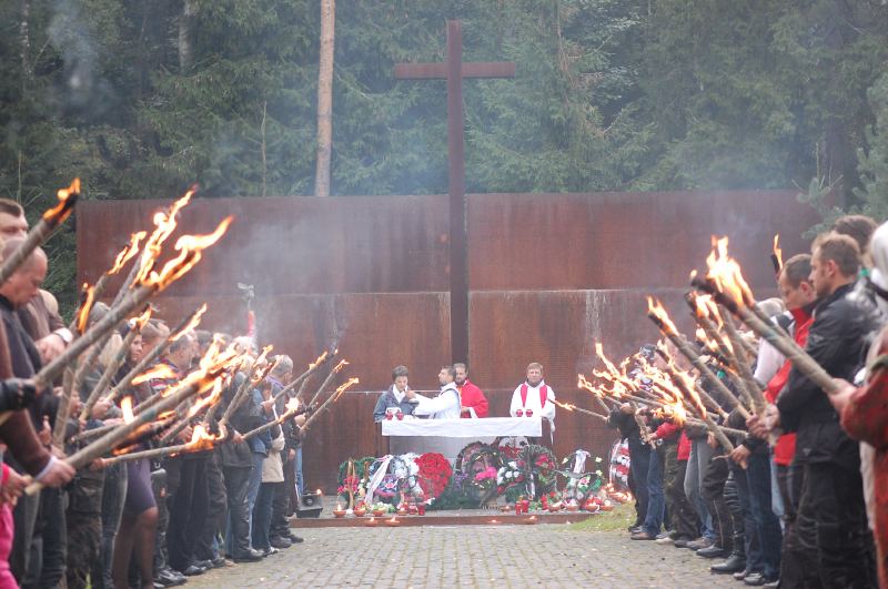  POLSKI CMENTARZ WOJENNY W KATYNIU